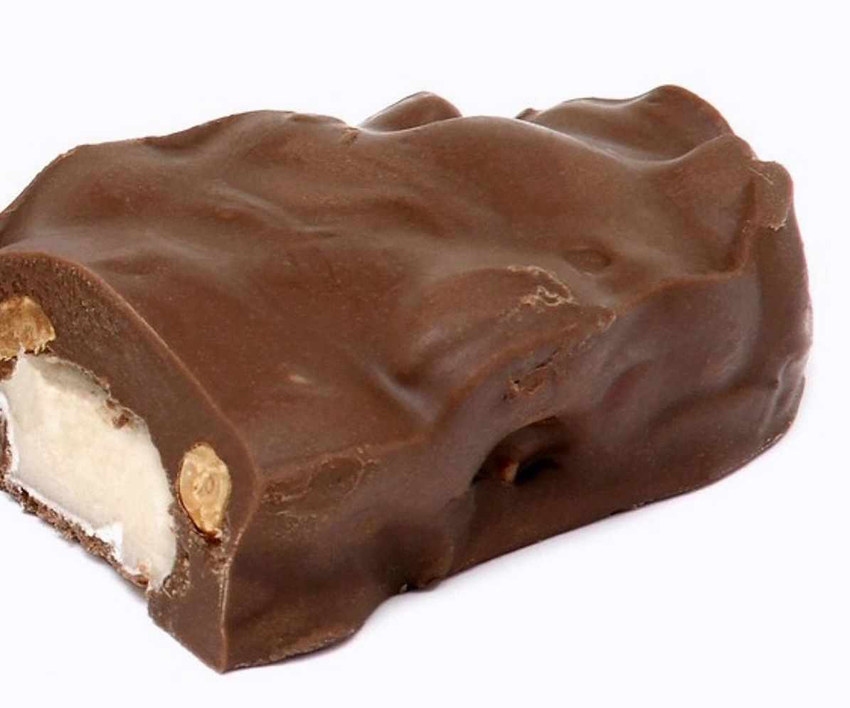 Vidriera repleta de chocolates, caramelos y bombones artesanales