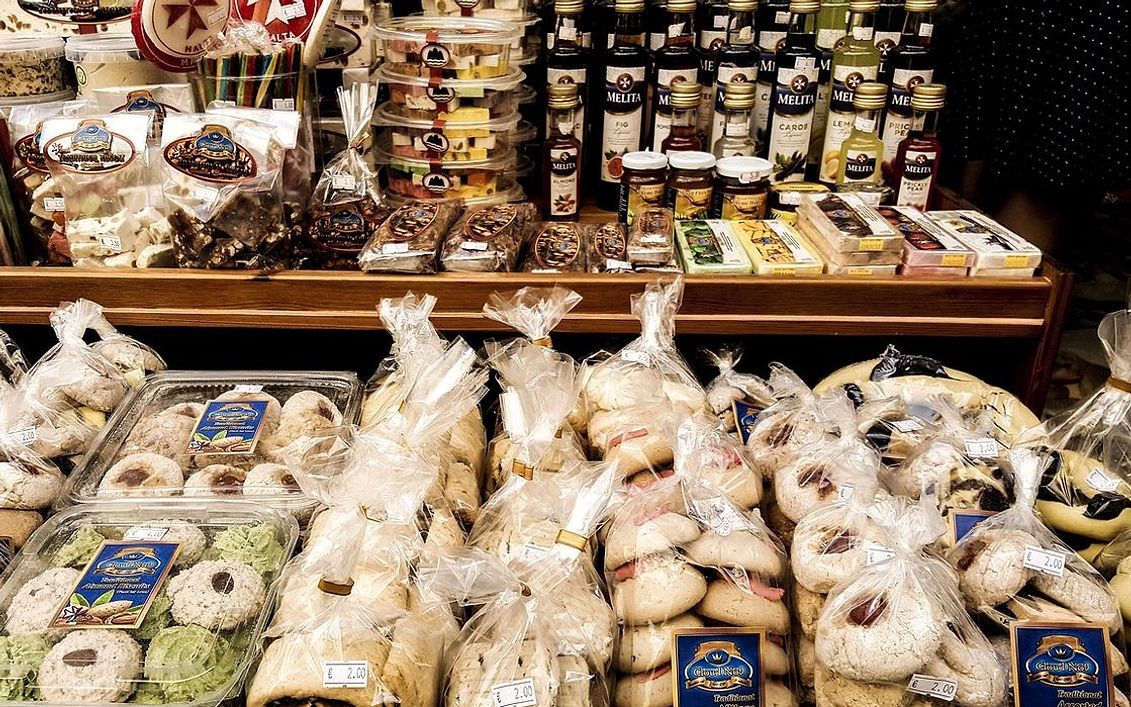 La entrada de la panadería en una esquina soleada